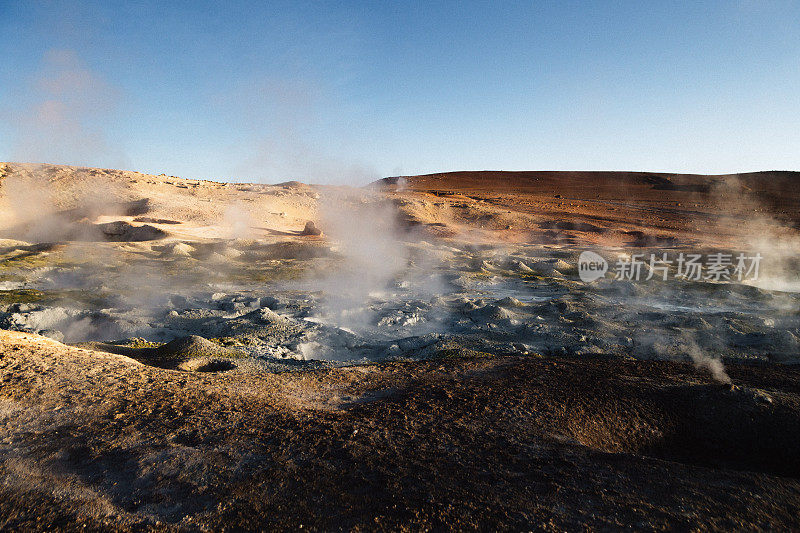 风景秀丽的日出Sol de Mañana地热地区在Altiplano，玻利维亚